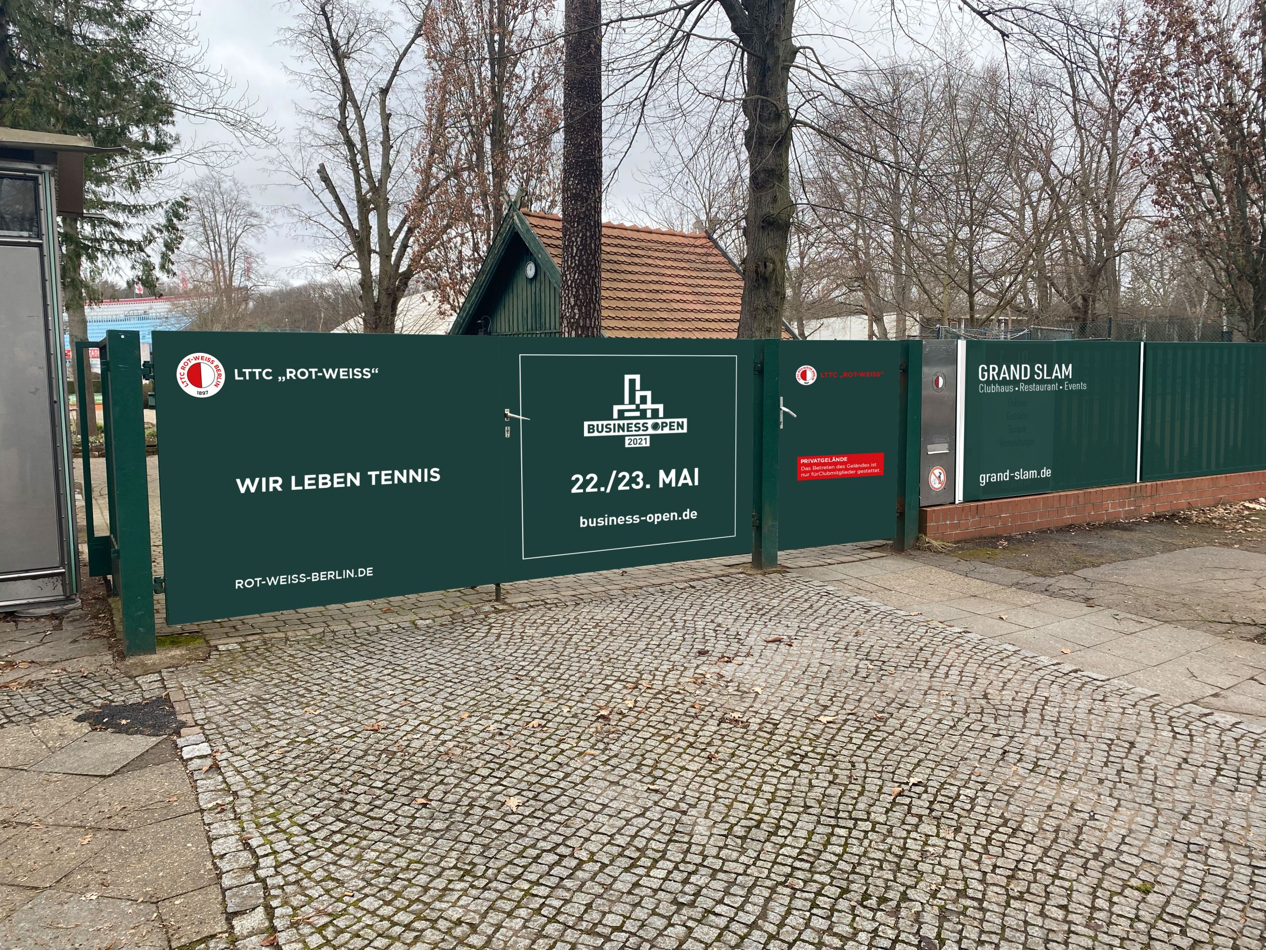 12042021 tor vorne gruen dibond scaled 1