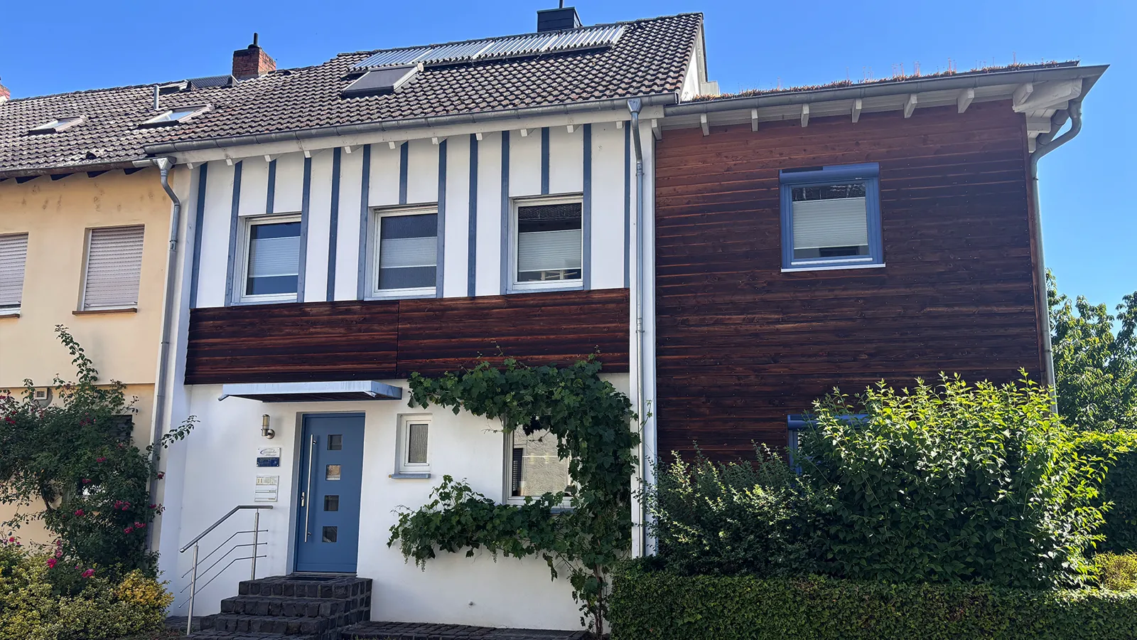Objektfotografie — Straßenansicht des Reihenhauses mit Holzfassade