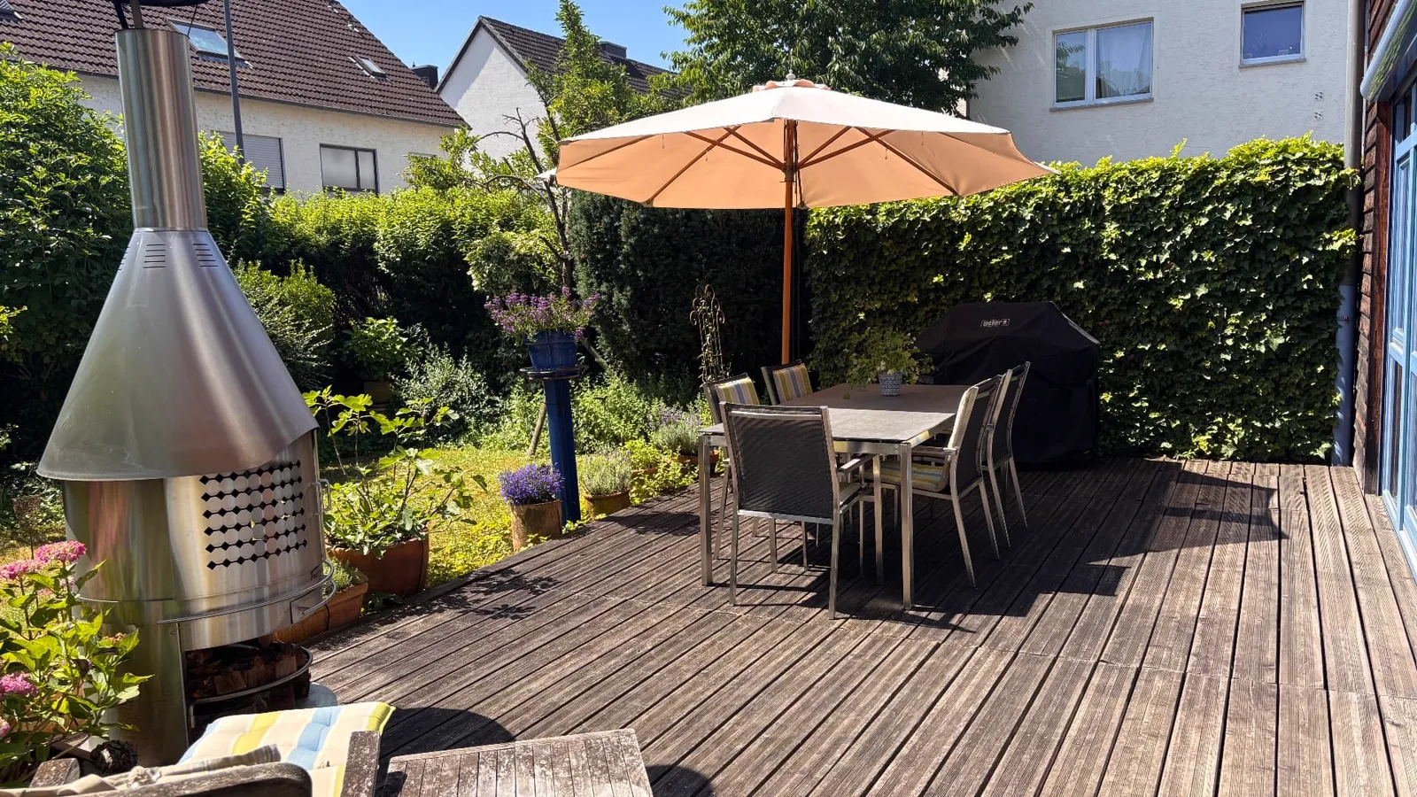 Objektfotografie — Terrasse mit Gartenkamin im Original