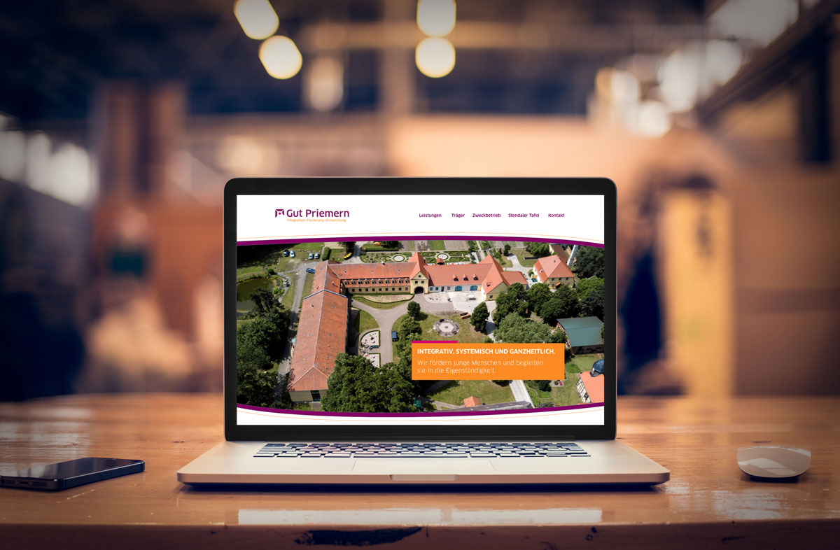 Website — Startseite mit Luftbild Gut Priemern